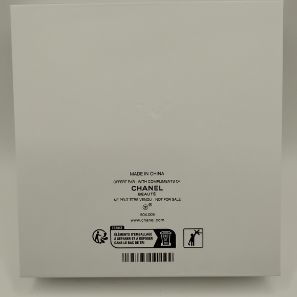 🔐🆕Chanel Lock And Key Set 1 Black & Gold & 1 White & Gold 2 Keys BNIB🔐 - Picture 6 of 6